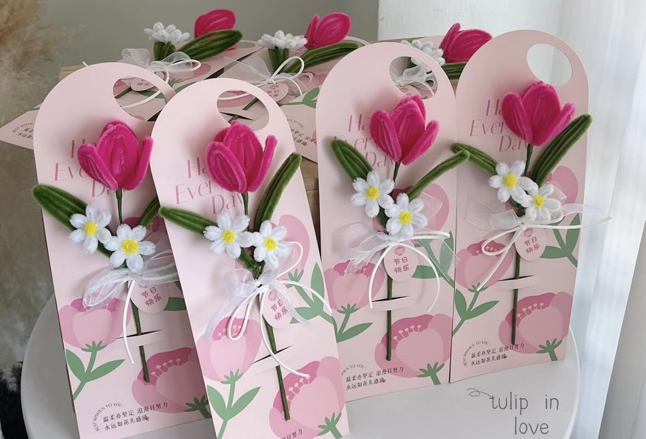 Pink tulip door-hanger favor tags with daisies and ribbon